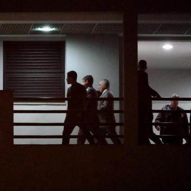  Brazils former president (2016-2018) Michel Temer (3-L), arrives under police escort at the Federal Police headquarters in Rio de Janeiro, Brazil, on March 21, 2019 after being arrested earlier in Sao Paulo as part of the sprawling Car Wash anti-corruption probe. - Temer was the leader of a criminal organization involved in embezzlement and money laundering, the federal prosecutor alleged Thursday, after the former leader was arrested as part of the Car Wash probe. (Photo by Mauro PIMENTEL / AFP)Editoria: CLJLocal: Rio de JaneiroIndexador: MAURO PIMENTELSecao: policeFonte: AFPFotógrafo: STF