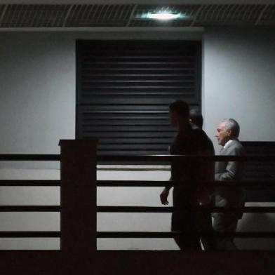  Brazils former president (2016-2018) Michel Temer (2-R), arrives under police escort at the Federal Police headquarters in Rio de Janeiro, Brazil, on March 21, 2019 after being arrested earlier in Sao Paulo as part of the sprawling Car Wash anti-corruption probe. - Temer was the leader of a criminal organization involved in embezzlement and money laundering, the federal prosecutor alleged Thursday, after the former leader was arrested as part of the Car Wash probe. (Photo by Mauro PIMENTEL / AFP)Editoria: CLJLocal: Rio de JaneiroIndexador: MAURO PIMENTELSecao: policeFonte: AFPFotógrafo: STF