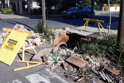 Cratera no cruzamento entre as ruas Itaboraí e Serafim Terra, no bairro Jardim Botânico, em Porto Alegre