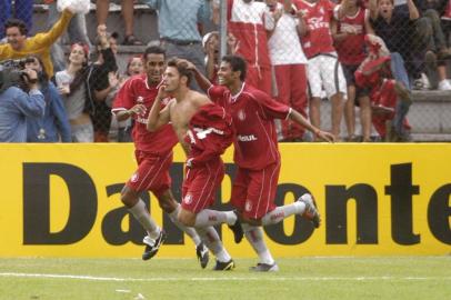 Wellington (E), Rafael Sobis (C) e Cleiton Xavier comemorando o gol de Rafael Juventude 2 x 3 Inter, válido pelo Campeonato Gaúcho 2004.#PÁGINA: 3#FD Fonte: Agência RBS