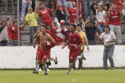 Wellington (E), Rafael Sobis (C) e Cleiton Xavier comemorando o gol de Rafael Juventude 2 x 3 Inter, válido pelo Campeonato Gaúcho 2004.NÃO PUBLICADA Fonte: Agência RBS