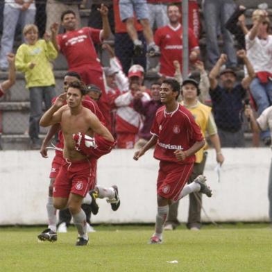 Wellington (E), Rafael Sobis (C) e Cleiton Xavier comemorando o gol de Rafael Juventude 2 x 3 Inter, válido pelo Campeonato Gaúcho 2004.NÃO PUBLICADA Fonte: Agência RBS