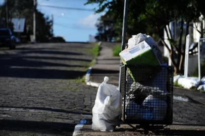  CAXIAS DO SUL, RS, BRASIL, 21/03/2019. Contêineres de lixo são vistos nas ruas do bairro Desvio Rizzo, em Caxias do Sul. (Porthus Junior/Agência RBS)