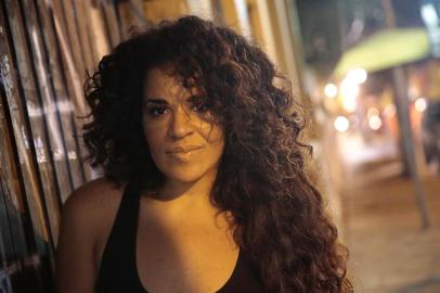  PORTO ALEGRE, RS, BRASIL - 2018.09.21 - Perfil Anaadi (Ana Lonardi), cantora gaúcha que foi indicada a três categorias do Grammy Latino. Ela disputa o prêmio principal de Gravação do Ano com a música É Fake. Anaadi lançou seu primeiro disco no ano passado, com show no Theatro São Pedro. (Fotos: ANDRÉ ÁVILA/ Agência RBS)