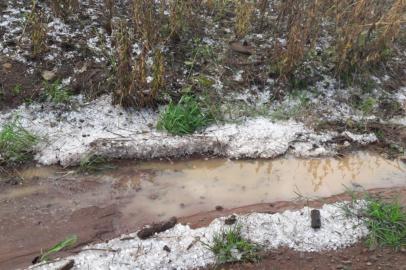 Queda de granizo na comunidade de Linha Colombo Usina, Guaporé, nesta sexta-feira 22/03.