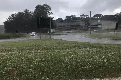 Pelo menos quatro bairros de Caxias do Sul registraram queda de granizo em Caxias do Sul. Há relatos do fenômeno nos bairros Santa Lúcia Cohab, Nossa Senhora da Saúde, Monte Bérico e Exposição