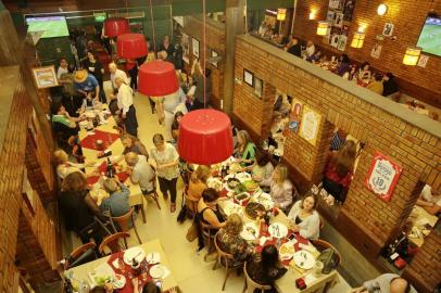  PORTO ALEGRE, RS, BRASIL, 22/10/2018: Despedida do Dinarte, garçom popular do Bar do Beto. Ele pediu demissão pra se dedicar à carreira de advogado. (CAMILA DOMINGUES/AGÊNCIA RBS)