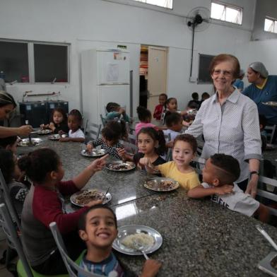  PORTO ALEGRE, RS, BRASIL, 20/03/2019- Financiamento coletivo busca recursos para instalação de energia solar na Pequena Casa da Criança, em Porto Alegre. A presidente da instituição, Irmã Pierina Lorenzoni, 76 anos, explica como será a campanha online. (FOTOGRAFO: FERNANDO GOMES / AGENCIA RBS)