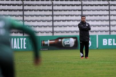  CAXIAS DO SUL, RS, BRASIL, 22/03/2019 - Equipe do Juventude treina para enfrentar o Grêmio no próximo domingo. NA FOTO: técnico Marquinhos Santos. (Marcelo Casagrande/Agência RBS)