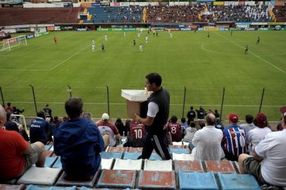 CAXIAS DO SUL, RS, BRASIL, 17/03/2019Comerciantes no jogo do Caxias, da pauta do +Serra. Paulo Huff - vendedor de pipoca no estádio(Lucas Amorelli/Agência RBS)