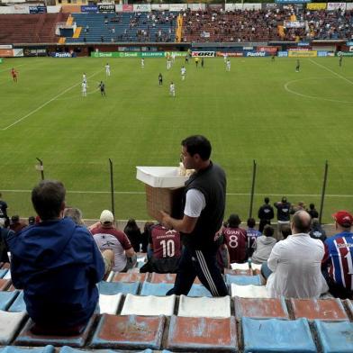 CAXIAS DO SUL, RS, BRASIL, 17/03/2019Comerciantes no jogo do Caxias, da pauta do +Serra. Paulo Huff - vendedor de pipoca no estádio(Lucas Amorelli/Agência RBS)