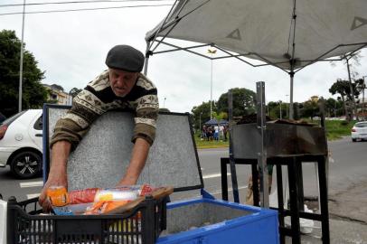 CAXIAS DO SUL, RS, BRASIL. 17/03/2019SER Caxias x Aimoré no estádio Centenário em Caxias do Sul. Partida válida pelo Gauchão 2019. Marco Toigo, o Pisicola - vendedor de churrasquinho(Lucas Amorelli/Agência RBS)