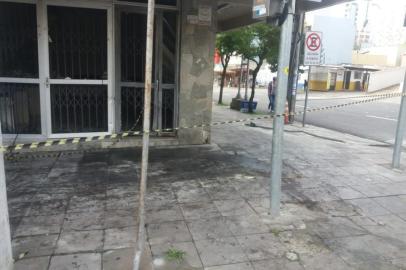 Acidente de trânsito na madrugada de sábado arremessa veículos e danifica parte lateral de loja na Alfredo Chaves, motoristas se negaram a fazer teste do bafômetro