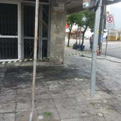 Acidente de trânsito na madrugada de sábado arremessa veículos e danifica parte lateral de loja na Alfredo Chaves, motoristas se negaram a fazer teste do bafômetro