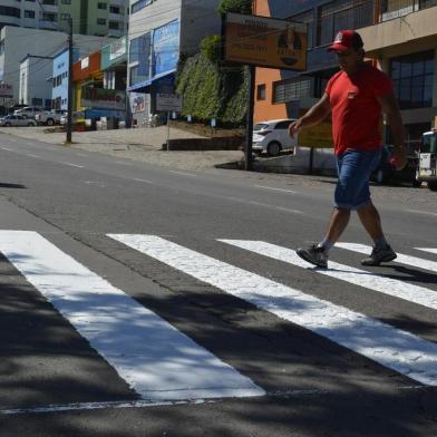 Faixas de segurança da Perimetral Norte, entre Rua Moreira César e BR-116, passam por conservação e pintura.