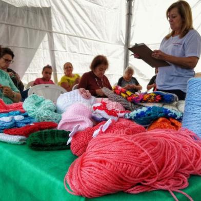 Tricotando Esperança confecciona agasalhos para crianças pobres