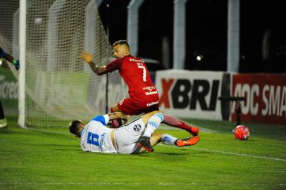 Inter e Novo Hamburgo se enfrentam no Estádio do Vale em partida válida pelo jogo de ida das quartas de final do Gauchão. No lance, Nico López.