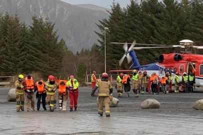 Stranded passenger that were rescued by helicopter from the cruise ship Viking Sky are pictured on March 23, 2019 on the west coast of Norway near Romsdal. - Emergency services said on March 23, 2019 they were airlifting 1,300 passengers off a cruise ship off the Norwegian coast.The Viking Sky cruise ship sent an SOS message due to "engine problems in bad weather", southern Norway's rescue centre said on Twitter, while police reported the passengers would be evacuated by helicopter. (Photo by Odd Roar Lange / NTB Scanpix / AFP) / Norway OUT