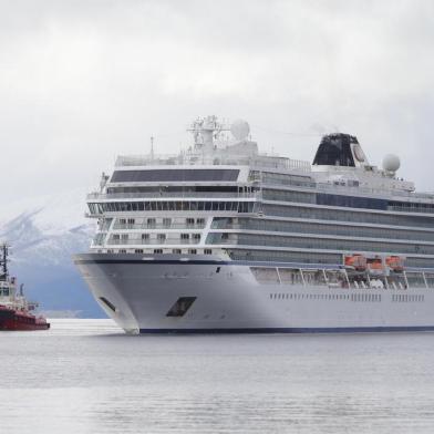 The cruise ship Viking Sky, that ran into trouble in stormy seas off Norway, reaches the port of Molde under its own steam on March 24, 2019. - Escorted by tugboats, the Viking Sky arrived at the port of Molde. Nearly a third of its 1,373 passengers and crew had already been airlifted off the ship after it lost power along a stretch of Norwegian coastline notorious for shipwrecks. (Photo by Svein Ove EKORNESVAAG / NTB scanpix / AFP) / Norway OUT