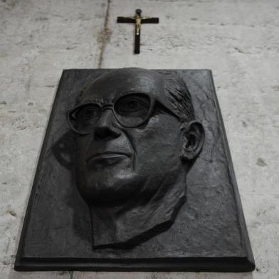  CAXIAS DO SUL, RS, BRASIL 19/03/2019entrada da Casa da Cultura, busto do Percy Vargas de Abreu e Lima. Foi colocado um crucifixo acima da obra. (Felipe Nyland/Agência RBS)