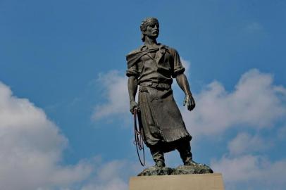  PORTO ALEGRE, RS, BRASIL, 15/03/2019- Reportagem sobre os 247 de Porto Alegre. Na Foto Venâncio Costa que tatuou a estátua do laçador.(FOTOGRAFO: FERNANDO GOMES / AGENCIA RBS)Indexador: Fernando Gomes