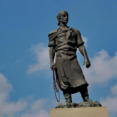  PORTO ALEGRE, RS, BRASIL, 15/03/2019- Reportagem sobre os 247 de Porto Alegre. Na Foto Venâncio Costa que tatuou a estátua do laçador.(FOTOGRAFO: FERNANDO GOMES / AGENCIA RBS)Indexador: Fernando Gomes