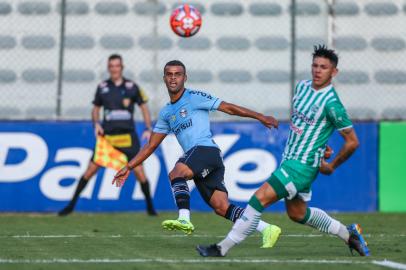 Alisson cruza a bola contra o Juventude na goleada de 6 a 0 do Grêmio em Caxias do Sul