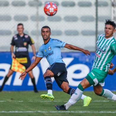 Alisson cruza a bola contra o Juventude na goleada de 6 a 0 do Grêmio em Caxias do Sul