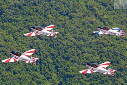 Avião que era pilotado pelo empresário Frank Zietolie, que caiu sábado em Bento Gonçalves.Na foto dos quatro CAP-10s em formação, Frank Zietolie era o líder do grupo.