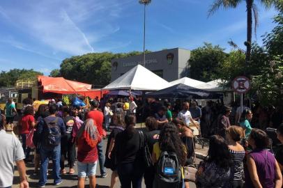 Câmara de vereadores lotada do lado de fora. Municipários aguardando pra entrar