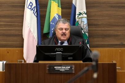 Tribunal vai julgar habeas corpus de Temer na próxima quarta-feiraRJ - LAVA JATO/TEMER/PRISÃO/HABEAS CORPUS/TRF-2/ARQUIVO - POLÍTICA - IMAGEM DE ARQUIVO DO DIA 21/11/2017. O desembargador Antonio Ivan Athié, da 1ª Turma do   Tribunal Regional Federal da 2ª Região (TRF-2), durante sessão onde foi determinada, mais   uma vez, a prisão dos deputados Jorge Picciani, Paulo Melo e Edson Albertassi, todos do   então PMDB, no Rio de Janeiro. Athié determinou a inclusão do pedido liminar de liberdade   do ex-presidente Michel Temer (MDB) na pauta da próxima quarta-feira, 27 de março de   2019. O benefício será julgado colegiadamente pela 1ª Turmado TRF-2, composta pelos   desembargadores Antonio Ivan Athié, Paulo Espírito Santo e Abel Gomes.    21/11/2017 - Foto: WILTON JUNIOR/ESTADÃO CONTEÚDOEditoria: POLÍTICALocal: RIO DE JANEIROIndexador: WILTON JUNIORFonte: ESTADÃO CONTEUDOFotógrafo: ESTADÃO CONTEÚDO