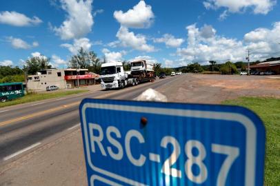  SANTA CRUZ DO SUL- RS- BRASIL- 19/03/2019-  A estrada RSC 287  que será  concedida pelo governo do Estado à iniciativa privada. A rodovia mais que passa por municípios como Santa Cruz do Sul e Venâncio Aires. Empreiteira faz consertos no asfalto  entre os  KM  91  e 93 causando engarrafamentos na rodovia.   FOTO FERNANDO GOMES/ ZERO HORA.