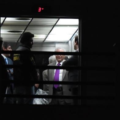 Brazils former president (2016-2018) Michel Temer (purple tie), leaves the Federal Police headquarters in Rio de Janeiro, Brazil, on March 25, 2019, after a Brazilian judge ordered his immediate release, days after he was detained on allegations of being the leader of a criminal organization. - Temer, who was arrested Thursday in Sao Paulo and transferred to Rio de Janeiro, is the second ex-president of the Latin American country to be caught up in a sprawling, years-long anti-corruption probe called Car Wash that has claimed scores of political and corporate scalps. The preventative detention of Temer, the 78-year-old predecessor of the current far-right President Jair Bolsonaro, had no legal justification, judge Antonio Ivan Athie said in the ruling. (Photo by MAURO PIMENTEL / AFP)