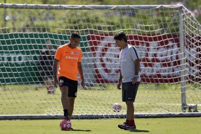 PORTO ALEGRE, RS, BRASIL, 25-03-2019: O jogador Guerreiro e o preparador físico Cristiano Nunes durante treino do Inter no CT Parque Gigante. (Foto: Mateus Bruxel / Agência RBS)