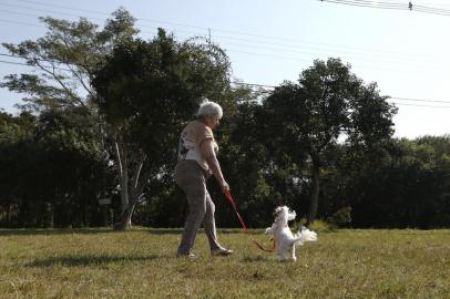  PORTO ALEGRE, RS, BRASIL - Idosos e seus bichos de estimação. Na imagem Adalia Ribeiro de Oliveira, 77 anos, dona da cadela maltês Luma, de oito anos.