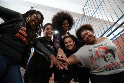  PORTO ALEGRE-RS- BRASIL- 21/03/2019-  grupo de educadoras da Escola Alberto Pasqualini, na Restinga, formou o coletivo Quilombelas, que trata/debate questões de raça, valorização pessoal. Esse grupo foi formado há um ano e vamos contar como tudo começou, o que elas já promoveram, o que ainda pretendem conquistar. Na foto ESQ/DIR- Cristina Centeno, Helena PazHelena MeirelesAna Carolina dos SantosJanaina Baborsa da SilvaFOTO FERNANDO GOMES/ DIÁRIO GAÚCHO.