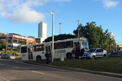 Um ônibus do transporte coletivo urbano de Caxias do Sul e um carro colidiram no início da manhã desta terça-feira. O acidente ocorreu na rótula da Perimetral Sul com a Avenida São Leopoldo, bairro São Leopoldo, às 6h45min. 