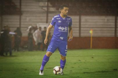 Lateral Edilson na estreia do Cruzeiro pela Libertadores, contra o Huracán