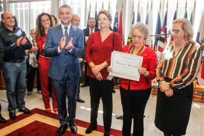 Ex-ministra Eleonora Menicucci recebeá a Medalha do Mérito Farroupilha. Ex-presidente Dilma Rousseff prestigiou homenagem. Autor da homenagem é o deptuado Edegar Pretto (PT)