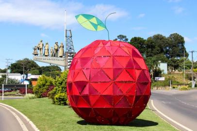 Com duas maças gigantes instaladas junto ao pórtico de entrada, Veranópolis já esta no clima 10° Festa Nacional da Maçã (Femaçã), que movimentará o Parque de Exposições José Bin, de 12 a 14 e de 18 a 21 de abril. As peças, feitas por voluntários,  são parte da decoração desenvolvida pela Comissão de Turismo, Decoração e Paisagismo do evento.