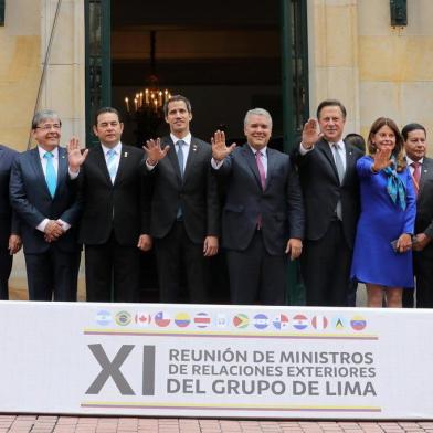 Meeting of Lima Group in BogotaVenezuelan opposition leader Juan Guaido (5th L), who many nations have recognized as the country's rightful interim ruler, and U.S. Vice President Mike Pence (2nd L) pose for a family photo with Lima Group leaders after a meeting in Bogota, Colombia, February 25, 2019. REUTERS/Luisa Gonzalez ORG XMIT: LUI024Local: BOGOTA ;Colombia