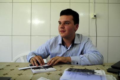  CAXIAS DO SUL, RS, BRASIL, 07/02/2017 - Gustavo Tamagno Martins, 16 anos, está lançando o livro O Cemitério Misterioso, com personagens inspirados nele e na irmã, Eduarda, 11 anos. (Marcelo Casagrande/Agência RBS)