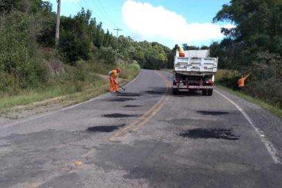 Operação tapa-buracos na RS-444, no Vale dos Vinhedos, em Bento Gonçalves. Prefeitura pagou o asfalto par ao Daer fazer, em meio à crise de fornecimento de asfalto no Estado por falta de pagamento à empresa fornecedora.