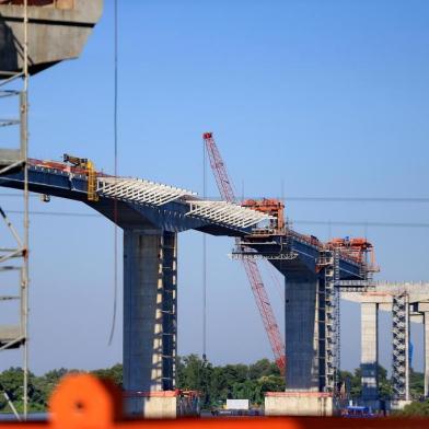  Porto Alegre, RS. Bloqueio e obras na Freeway, para colocação das vigas na nova ponte do rio Guaíba. Fotos Júlio Cordeiro. Ag RBS  23/02/2019