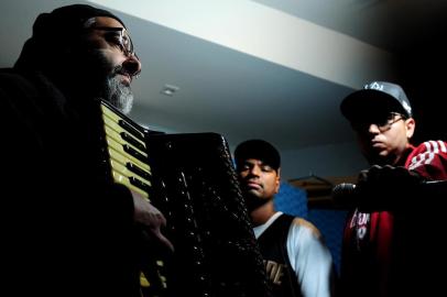  CAXIAS DO SUL, RS, BRASIL, 01/11/2018Projeto RAPajador, com participação do rapper Chiquinho Divilas, do acordeonista Rafa De Boni e do DJ Rudi, será lançado no Aldeia Sesc Caxias. (Lucas Amorelli/Agência RBS)