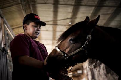  GLORINHA, RS, BRASIL, 21-03-2019: Kaua Boeno, 13 anos, e o cavalo que ganhou do proprietario de um haras, Valtoir, que ficou impressionado ao ver o jovem numa competicao de laco. Kaua laca desde pequeno, mas e de uma familia humilde de Cruz Alta. Os pais se esforcam para o menino participar das provas. (Foto: Mateus Bruxel / Agencia RBS)