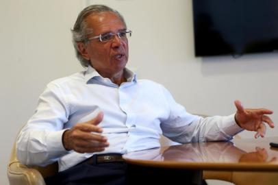 Para investidores, Guedes garante verniz liberalRJ - PAULO GUEDES/BOLSONARO/ELEIÇÕES 2018/ARQUIVO - ECONOMIA - Foto de arquivo de 10/04/2018 do   economista Paulo Guedes durante   entrevista cedida ao jornal O Estado   de S. Paulo no bairro do Leblon, na   zona sul do Rio de Janeiro. As esquivas   de Guedes quando questionado sobre sua   determinação para comandar a equipe   econômica de Jair Bolsonaro alimentam a   desconfiança de operadores do mercado   financeiro sobre o sucesso de um   eventual governo do candidato do PSL.   Para investidores e gestores ouvidos   pelo jornal é justamente a figura dele   que dá o verniz liberal que os cativa.   Esses operadores dizem que mantêm   reservas sobre o projeto apresentado   pelo deputado até agora, que carece de   detalhamentos e peca pela falta de   pragmatismo, mas que o risco do retorno   do PT ao poder os assusta muito mais   por ora.   10/04/2018 - Foto: WILTON JUNIOR/ESTADÃO CONTEÚDOEditoria: ECONOMIALocal: RIO DE JANEIROIndexador: WILTON JUNIORFonte: ESTADÃO CONTEÚDOFotógrafo: ESTADÃO CONTEÚDO