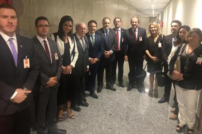 Comitiva de Caxias do Sul para acompanhar o julgamento do Caso Magnabosco, no STJ, em Brasília. Na foto, os adversários Daniel Guerra (PRB), prefieto de Caxias do Sul, e o ex-prefeito Alceu Barbosa Velho (PDT)