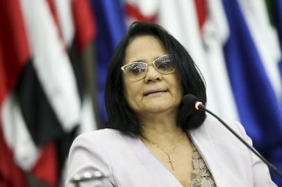 A ministra da Mulher, da Família e dos Direitos Humanos, Damares Alves, durante cerimônia de assinatura de acordo de cooperação técnica para estabelecimento de políticas públicas de combate à violência doméstica e familiar