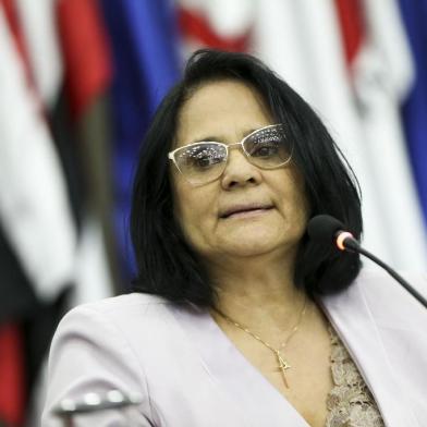 A ministra da Mulher, da Família e dos Direitos Humanos, Damares Alves, durante cerimônia de assinatura de acordo de cooperação técnica para estabelecimento de políticas públicas de combate à violência doméstica e familiar